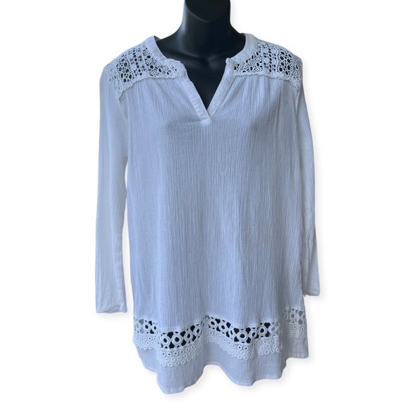 🌸4/$30🌸 Longsleeve Tunic with Eyelet Detailing - Picture 2 of 8